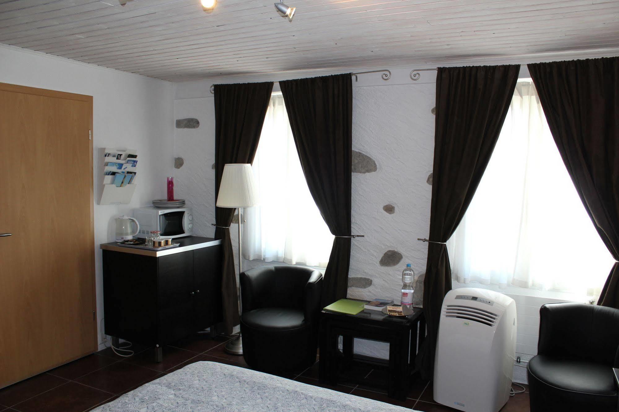 Au Coeur Du Vignoble Sur Bursins Bed & Breakfast Екстериор снимка