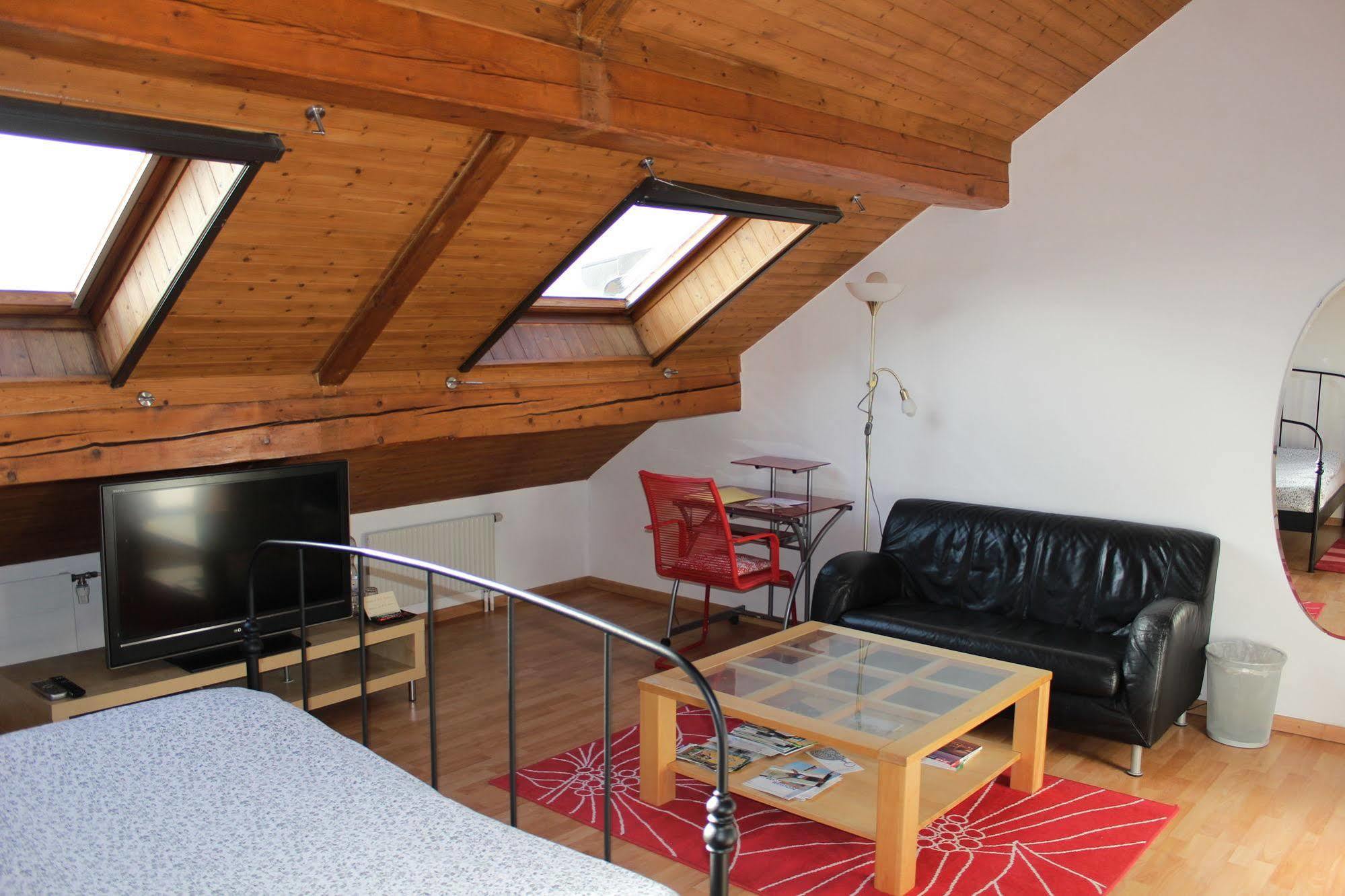 Au Coeur Du Vignoble Sur Bursins Bed & Breakfast Екстериор снимка